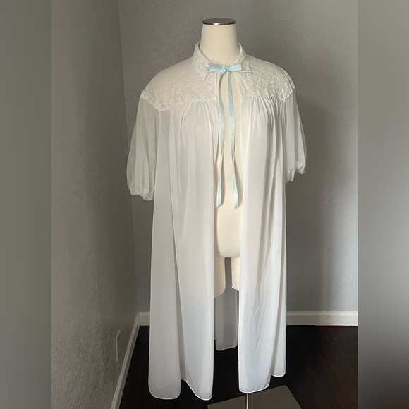Vanity Fair White Robe with Lace and Blue Ribbon - Picture 10 of 10